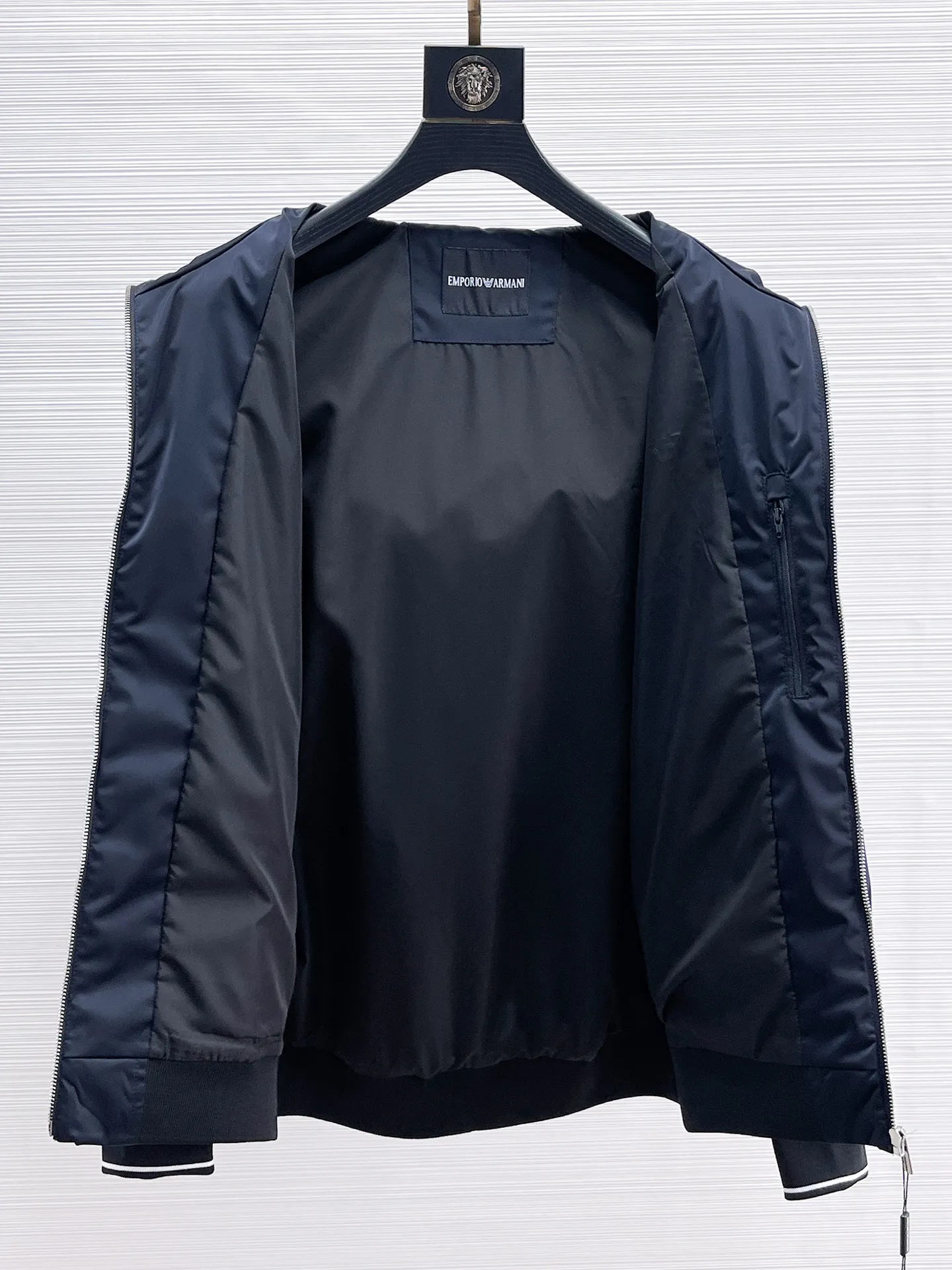 Armani official website Same Style, complete with three labels, on sale in advance. 2026 Autumn and Winter New Arrival men's jacket, Original with complete three labels, Premium version. Custom-made fabrics at the counter. Breathable, high comfort, impeccable details, brand element design concept, reflecting high quality. It feels delicate and soft, presents a casual cut, and has a great upper body shape. Sizes: M～3XL,